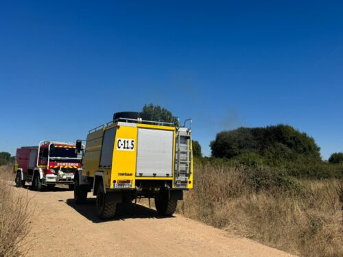 Los Bomberos de la Diputación de León controlan un incendio junto a una gasolinera en Santa Marta de Tormes