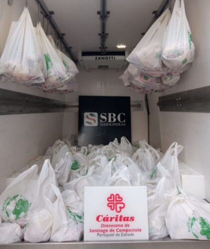 Cáritas de A Estrada recibe una donación de 500 kilos de carne de la estación de servicio SBC