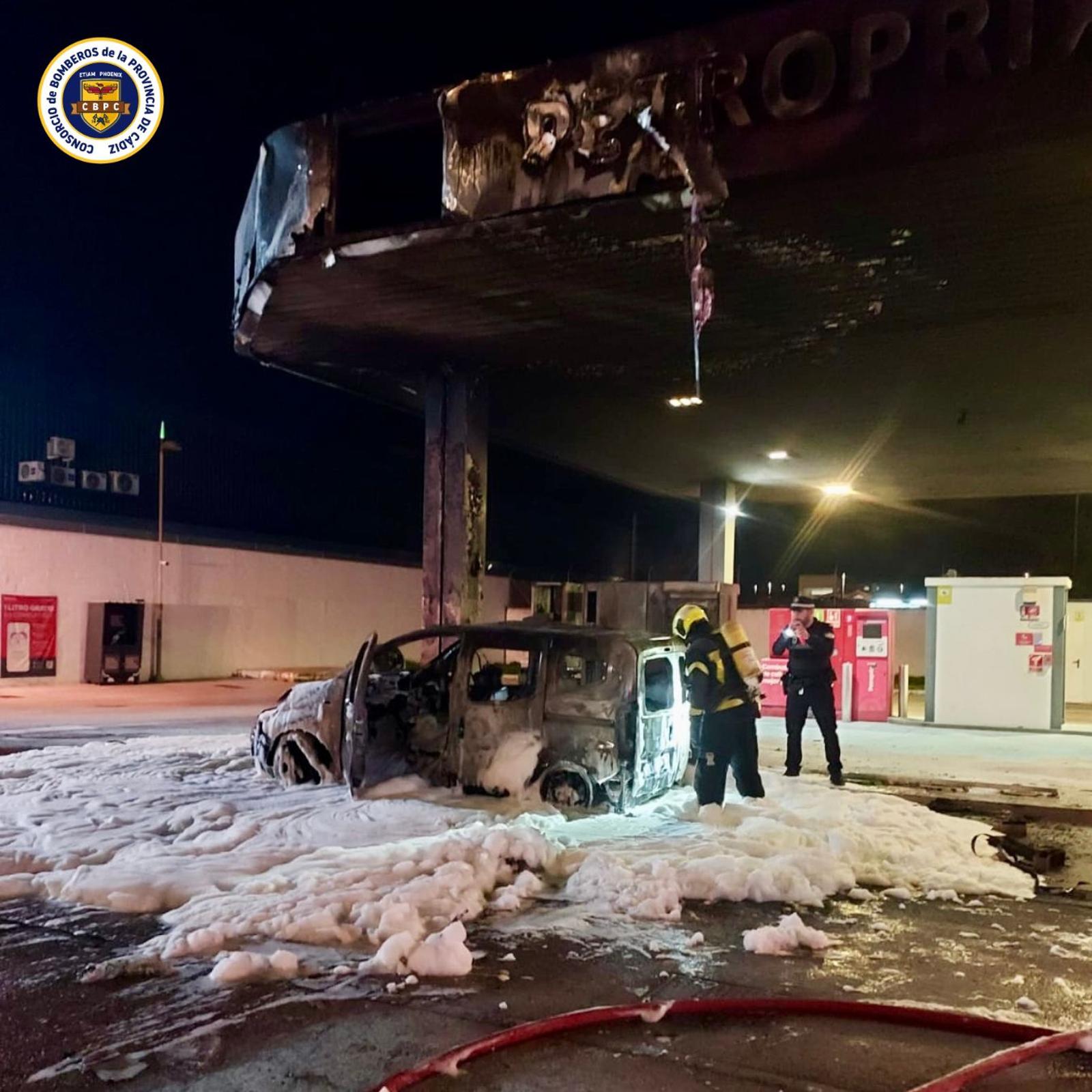 Incendio en una gasolinera de Chiclana por un coche con petacas de gasolina en su interior